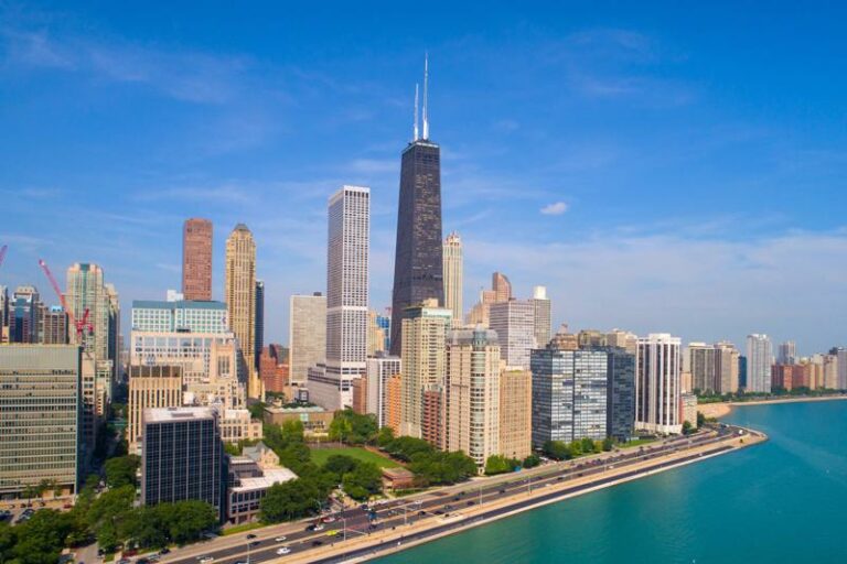Tháp tài chính Willis là tòa nhà cao nhất và biểu tượng của thành phố Chicago (Hoa Kỳ).